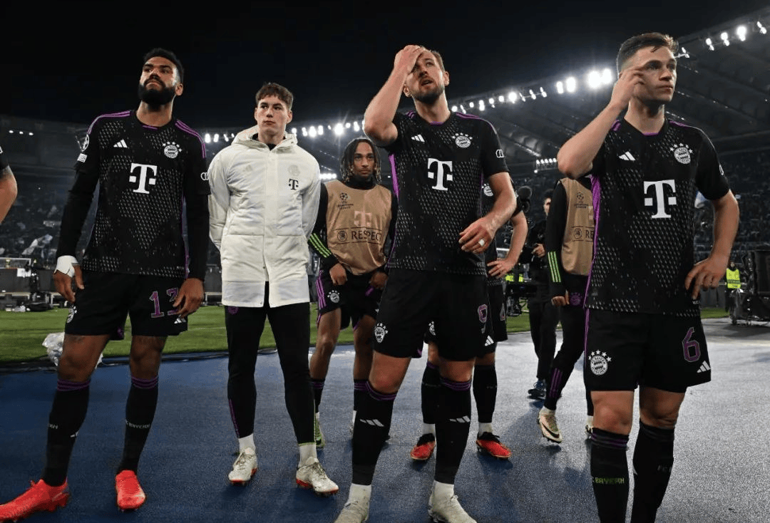 赛后留在狼队主场加练的曼联替补们！ 加油！（曼联替补赛后留守狼队主场加练，继续加油！）