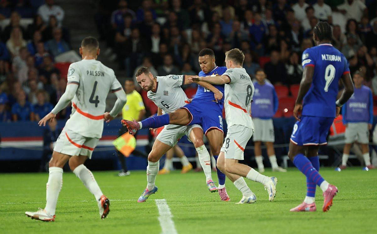 连续定位球丢球，拜仁本赛季首次两球落后（拜仁连遭定位球破门，本季首次落后两球）