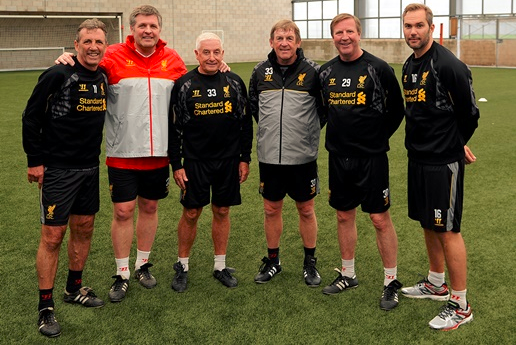 调皮二娃上线，穆勒庆祝夺冠时和25号队友高尔德顶牛假装受伤（穆勒夺冠庆祝与25号高尔德顶牛嬉闹，二娃调皮上演装伤）