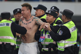 疯狂进球大战！西甲领头羊征服客场，豪取6连胜，领先皇马4分（进球如雨！西甲榜首客场凯旋，豪夺六连胜，甩开皇马4分）