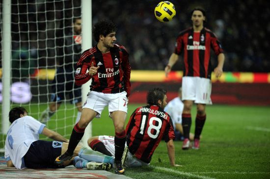 澳超半场：多布森传射，兰德尔失单刀，奥克兰1-2喷气机（澳超半场战报：多布森一传一射，兰德尔单刀不进，奥克兰暂1-2落后喷气机）