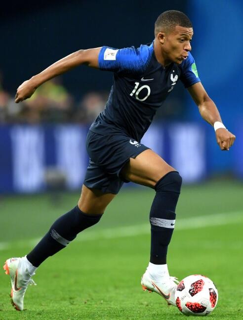 荷甲半场：梅尔韦尔德破门，肖蒂尔建功，兹沃勒2-1海伦芬（荷甲半场战报：兹沃勒2-1领先海伦芬，梅尔韦尔德破门、肖蒂尔建功）