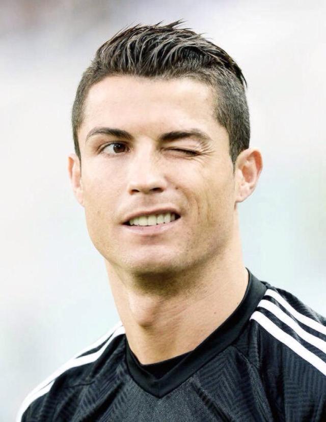 喀麦隆非洲杯大名单：姆伯莫领衔，巴索戈在列，奥纳纳无缘（喀麦隆非洲杯名单出炉：姆伯莫压阵，巴索戈入选，奥纳纳落选）