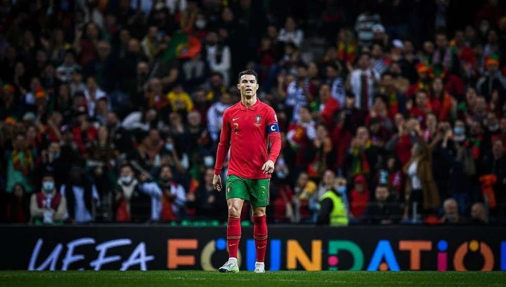 青岛记者：邵佳一大哥式的执教风格很适合当下中国足球的环境（青岛记者：邵佳一“大哥”式执教契合当前中国足坛环境）